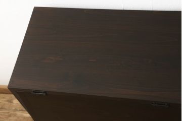 パタパタ収納棚を新規製作!当店のオーダー家具を参考に、新材を用いてご希望サイズ・色味にて。棚は3段で均等の高さにし1段につき扉は2枚仕様で、取っ手を取り付け。(下駄箱、戸棚、キャビネット)