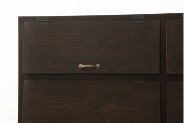 パタパタ収納棚を新規製作!当店のオーダー家具を参考に、新材を用いてご希望サイズ・色味にて。棚は3段で均等の高さにし1段につき扉は2枚仕様で、取っ手を取り付け。(下駄箱、戸棚、キャビネット)