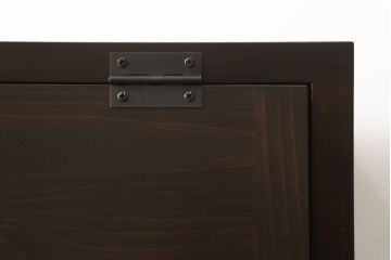 パタパタ収納棚を新規製作!当店のオーダー家具を参考に、新材を用いてご希望サイズ・色味にて。棚は3段で均等の高さにし1段につき扉は2枚仕様で、取っ手を取り付け。(下駄箱、戸棚、キャビネット)