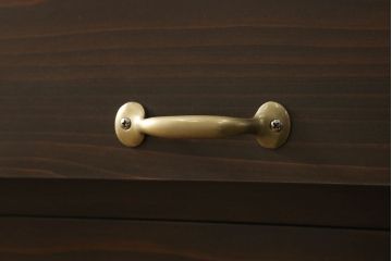 パタパタ収納棚を新規製作!当店のオーダー家具を参考に、新材を用いてご希望サイズ・色味にて。棚は3段で均等の高さにし1段につき扉は2枚仕様で、取っ手を取り付け。(下駄箱、戸棚、キャビネット)