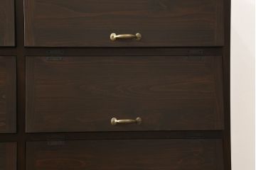 パタパタ収納棚を新規製作!当店のオーダー家具を参考に、新材を用いてご希望サイズ・色味にて。棚は3段で均等の高さにし1段につき扉は2枚仕様で、取っ手を取り付け。(下駄箱、戸棚、キャビネット)