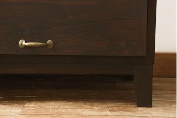 パタパタ収納棚を新規製作!当店のオーダー家具を参考に、新材を用いてご希望サイズ・色味にて。棚は3段で均等の高さにし1段につき扉は2枚仕様で、取っ手を取り付け。(下駄箱、戸棚、キャビネット)