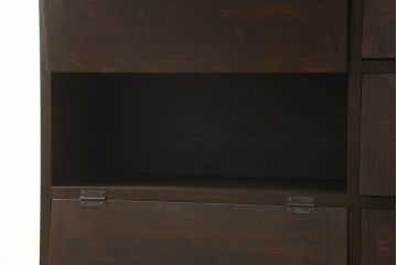 パタパタ収納棚を新規製作!当店のオーダー家具を参考に、新材を用いてご希望サイズ・色味にて。棚は3段で均等の高さにし1段につき扉は2枚仕様で、取っ手を取り付け。(下駄箱、戸棚、キャビネット)