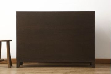 パタパタ収納棚を新規製作!当店のオーダー家具を参考に、新材を用いてご希望サイズ・色味にて。棚は3段で均等の高さにし1段につき扉は2枚仕様で、取っ手を取り付け。(下駄箱、戸棚、キャビネット)
