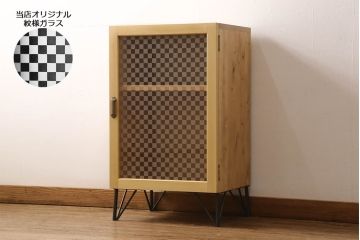 戸棚を新規製作!ラフジュ工房オリジナル商品を参考にご希望のサイズで、当店オリジナルデザインの市松模様ガラスを使用。取っ手、脚を取付。色味は当店商品を参考に着色。(収納棚、食器棚)