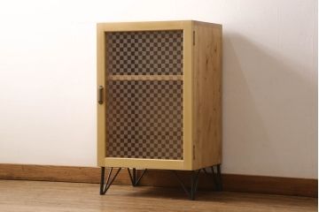 戸棚を新規製作!ラフジュ工房オリジナル商品を参考にご希望のサイズで、当店オリジナルデザインの市松模様ガラスを使用。取っ手、脚を取付。色味は当店商品を参考に着色。(収納棚、食器棚)