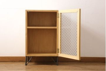 戸棚を新規製作!ラフジュ工房オリジナル商品を参考にご希望のサイズで、当店オリジナルデザインの市松模様ガラスを使用。取っ手、脚を取付。色味は当店商品を参考に着色。(収納棚、食器棚)