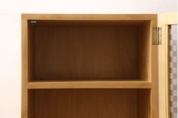戸棚を新規製作!ラフジュ工房オリジナル商品を参考にご希望のサイズで、当店オリジナルデザインの市松模様ガラスを使用。取っ手、脚を取付。色味は当店商品を参考に着色。(収納棚、食器棚)