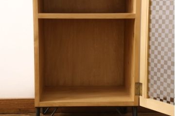 戸棚を新規製作!ラフジュ工房オリジナル商品を参考にご希望のサイズで、当店オリジナルデザインの市松模様ガラスを使用。取っ手、脚を取付。色味は当店商品を参考に着色。(収納棚、食器棚)