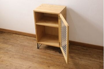 戸棚を新規製作!ラフジュ工房オリジナル商品を参考にご希望のサイズで、当店オリジナルデザインの市松模様ガラスを使用。取っ手、脚を取付。色味は当店商品を参考に着色。(収納棚、食器棚)