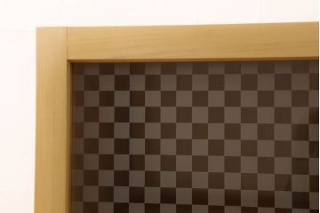 戸棚を新規製作!ラフジュ工房オリジナル商品を参考にご希望のサイズで、当店オリジナルデザインの市松模様ガラスを使用。取っ手、脚を取付。色味は当店商品を参考に着色。(収納棚、食器棚)