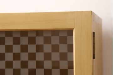 戸棚を新規製作!ラフジュ工房オリジナル商品を参考にご希望のサイズで、当店オリジナルデザインの市松模様ガラスを使用。取っ手、脚を取付。色味は当店商品を参考に着色。(収納棚、食器棚)