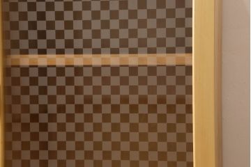 戸棚を新規製作!ラフジュ工房オリジナル商品を参考にご希望のサイズで、当店オリジナルデザインの市松模様ガラスを使用。取っ手、脚を取付。色味は当店商品を参考に着色。(収納棚、食器棚)