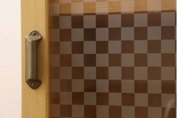 戸棚を新規製作!ラフジュ工房オリジナル商品を参考にご希望のサイズで、当店オリジナルデザインの市松模様ガラスを使用。取っ手、脚を取付。色味は当店商品を参考に着色。(収納棚、食器棚)