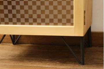 戸棚を新規製作!ラフジュ工房オリジナル商品を参考にご希望のサイズで、当店オリジナルデザインの市松模様ガラスを使用。取っ手、脚を取付。色味は当店商品を参考に着色。(収納棚、食器棚)