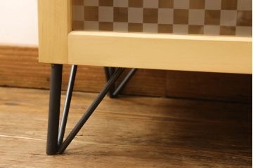 戸棚を新規製作!ラフジュ工房オリジナル商品を参考にご希望のサイズで、当店オリジナルデザインの市松模様ガラスを使用。取っ手、脚を取付。色味は当店商品を参考に着色。(収納棚、食器棚)