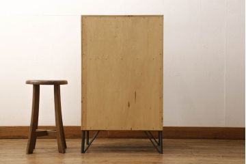 戸棚を新規製作!ラフジュ工房オリジナル商品を参考にご希望のサイズで、当店オリジナルデザインの市松模様ガラスを使用。取っ手、脚を取付。色味は当店商品を参考に着色。(収納棚、食器棚)