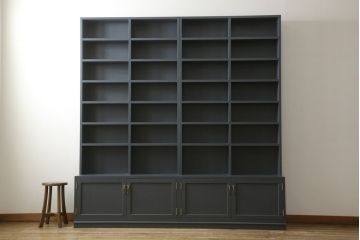 本棚を新規製作!お客様ご希望のデザイン・サイズにて。観音扉サイズに合わせバランスをみて枠部分を製作し、取っ手を取り付け。色味はペイントカラーを調色し青みがかったグレーで着色。(本棚、ブックケース、ブックシェルフ、オープンシェルフ、飾り棚)