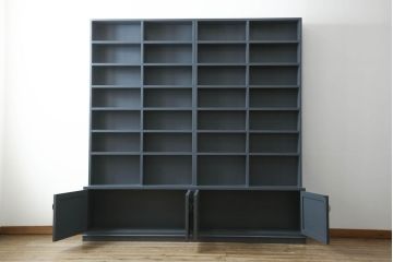 本棚を新規製作!お客様ご希望のデザイン・サイズにて。観音扉サイズに合わせバランスをみて枠部分を製作し、取っ手を取り付け。色味はペイントカラーを調色し青みがかったグレーで着色。(本棚、ブックケース、ブックシェルフ、オープンシェルフ、飾り棚)