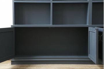 本棚を新規製作!お客様ご希望のデザイン・サイズにて。観音扉サイズに合わせバランスをみて枠部分を製作し、取っ手を取り付け。色味はペイントカラーを調色し青みがかったグレーで着色。(本棚、ブックケース、ブックシェルフ、オープンシェルフ、飾り棚)