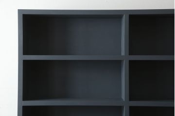 本棚を新規製作!お客様ご希望のデザイン・サイズにて。観音扉サイズに合わせバランスをみて枠部分を製作し、取っ手を取り付け。色味はペイントカラーを調色し青みがかったグレーで着色。(本棚、ブックケース、ブックシェルフ、オープンシェルフ、飾り棚)