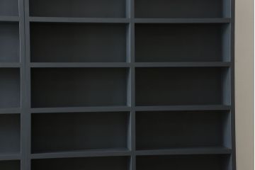 本棚を新規製作!お客様ご希望のデザイン・サイズにて。観音扉サイズに合わせバランスをみて枠部分を製作し、取っ手を取り付け。色味はペイントカラーを調色し青みがかったグレーで着色。(本棚、ブックケース、ブックシェルフ、オープンシェルフ、飾り棚)