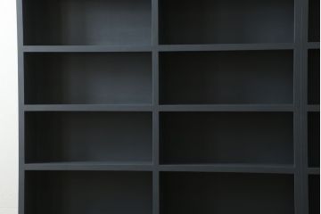 本棚を新規製作!お客様ご希望のデザイン・サイズにて。観音扉サイズに合わせバランスをみて枠部分を製作し、取っ手を取り付け。色味はペイントカラーを調色し青みがかったグレーで着色。(本棚、ブックケース、ブックシェルフ、オープンシェルフ、飾り棚)