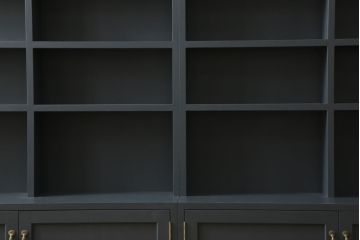 本棚を新規製作!お客様ご希望のデザイン・サイズにて。観音扉サイズに合わせバランスをみて枠部分を製作し、取っ手を取り付け。色味はペイントカラーを調色し青みがかったグレーで着色。(本棚、ブックケース、ブックシェルフ、オープンシェルフ、飾り棚)