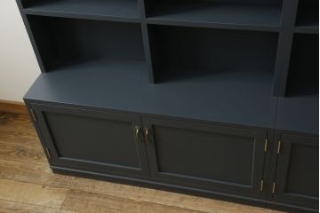 本棚を新規製作!お客様ご希望のデザイン・サイズにて。観音扉サイズに合わせバランスをみて枠部分を製作し、取っ手を取り付け。色味はペイントカラーを調色し青みがかったグレーで着色。(本棚、ブックケース、ブックシェルフ、オープンシェルフ、飾り棚)