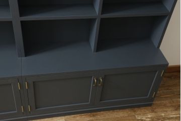 本棚を新規製作!お客様ご希望のデザイン・サイズにて。観音扉サイズに合わせバランスをみて枠部分を製作し、取っ手を取り付け。色味はペイントカラーを調色し青みがかったグレーで着色。(本棚、ブックケース、ブックシェルフ、オープンシェルフ、飾り棚)