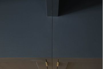 本棚を新規製作!お客様ご希望のデザイン・サイズにて。観音扉サイズに合わせバランスをみて枠部分を製作し、取っ手を取り付け。色味はペイントカラーを調色し青みがかったグレーで着色。(本棚、ブックケース、ブックシェルフ、オープンシェルフ、飾り棚)