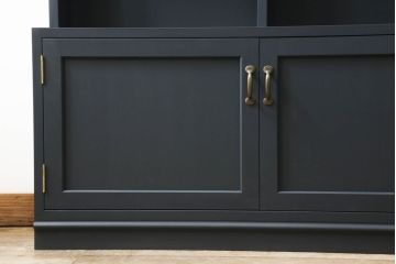 本棚を新規製作!お客様ご希望のデザイン・サイズにて。観音扉サイズに合わせバランスをみて枠部分を製作し、取っ手を取り付け。色味はペイントカラーを調色し青みがかったグレーで着色。(本棚、ブックケース、ブックシェルフ、オープンシェルフ、飾り棚)