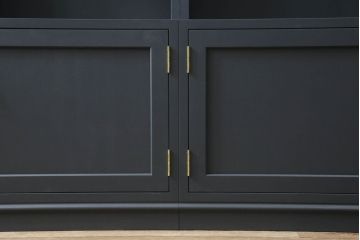 本棚を新規製作!お客様ご希望のデザイン・サイズにて。観音扉サイズに合わせバランスをみて枠部分を製作し、取っ手を取り付け。色味はペイントカラーを調色し青みがかったグレーで着色。(本棚、ブックケース、ブックシェルフ、オープンシェルフ、飾り棚)
