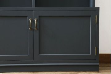 本棚を新規製作!お客様ご希望のデザイン・サイズにて。観音扉サイズに合わせバランスをみて枠部分を製作し、取っ手を取り付け。色味はペイントカラーを調色し青みがかったグレーで着色。(本棚、ブックケース、ブックシェルフ、オープンシェルフ、飾り棚)