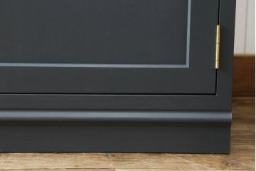 本棚を新規製作!お客様ご希望のデザイン・サイズにて。観音扉サイズに合わせバランスをみて枠部分を製作し、取っ手を取り付け。色味はペイントカラーを調色し青みがかったグレーで着色。(本棚、ブックケース、ブックシェルフ、オープンシェルフ、飾り棚)
