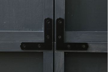 本棚を新規製作!お客様ご希望のデザイン・サイズにて。観音扉サイズに合わせバランスをみて枠部分を製作し、取っ手を取り付け。色味はペイントカラーを調色し青みがかったグレーで着色。(本棚、ブックケース、ブックシェルフ、オープンシェルフ、飾り棚)