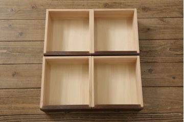 ブックシェルフを新規製作!当店の商品を参考にしたデザイン・希望のサイズにて。配線穴開け加工をし、色味は茶色1色に着色。(収納棚、本棚、ウッドシェルフ)