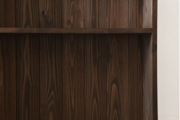 ブックシェルフを新規製作!当店の商品を参考にしたデザイン・希望のサイズにて。配線穴開け加工をし、色味は茶色1色に着色。(収納棚、本棚、ウッドシェルフ)