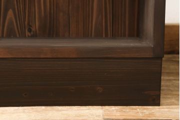 ブックシェルフを新規製作!当店の商品を参考にしたデザイン・希望のサイズにて。配線穴開け加工をし、色味は茶色1色に着色。(収納棚、本棚、ウッドシェルフ)