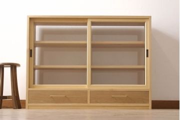 戸棚を新規製作!当店商品を参考にご希望サイズで。棚板2枚、下段引き出し2杯仕様にて製作。持ち込みの金具を取付け、引き戸は十字に入っている支柱をなしにして木枠のみ。背面はクリアガラス仕様。全体はワックス、 天板は耐水性を上げるためウレタン塗料を使用して仕上げ。(収納棚、戸棚、キャビネット、サイドボード、食器棚)