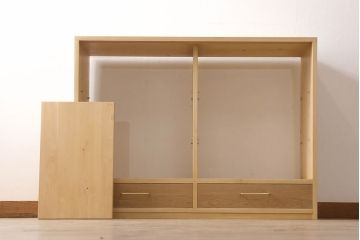 戸棚を新規製作!当店商品を参考にご希望サイズで。棚板2枚、下段引き出し2杯仕様にて製作。持ち込みの金具を取付け、引き戸は十字に入っている支柱をなしにして木枠のみ。背面はクリアガラス仕様。全体はワックス、 天板は耐水性を上げるためウレタン塗料を使用して仕上げ。(収納棚、戸棚、キャビネット、サイドボード、食器棚)