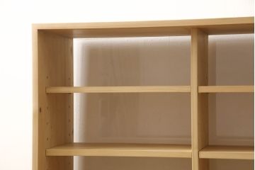 戸棚を新規製作!当店商品を参考にご希望サイズで。棚板2枚、下段引き出し2杯仕様にて製作。持ち込みの金具を取付け、引き戸は十字に入っている支柱をなしにして木枠のみ。背面はクリアガラス仕様。全体はワックス、 天板は耐水性を上げるためウレタン塗料を使用して仕上げ。(収納棚、戸棚、キャビネット、サイドボード、食器棚)