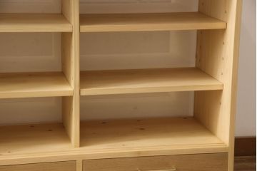 戸棚を新規製作!当店商品を参考にご希望サイズで。棚板2枚、下段引き出し2杯仕様にて製作。持ち込みの金具を取付け、引き戸は十字に入っている支柱をなしにして木枠のみ。背面はクリアガラス仕様。全体はワックス、 天板は耐水性を上げるためウレタン塗料を使用して仕上げ。(収納棚、戸棚、キャビネット、サイドボード、食器棚)