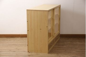 戸棚を新規製作!当店商品を参考にご希望サイズで。棚板2枚、下段引き出し2杯仕様にて製作。持ち込みの金具を取付け、引き戸は十字に入っている支柱をなしにして木枠のみ。背面はクリアガラス仕様。全体はワックス、 天板は耐水性を上げるためウレタン塗料を使用して仕上げ。(収納棚、戸棚、キャビネット、サイドボード、食器棚)