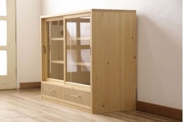 戸棚を新規製作!当店商品を参考にご希望サイズで。棚板2枚、下段引き出し2杯仕様にて製作。持ち込みの金具を取付け、引き戸は十字に入っている支柱をなしにして木枠のみ。背面はクリアガラス仕様。全体はワックス、 天板は耐水性を上げるためウレタン塗料を使用して仕上げ。(収納棚、戸棚、キャビネット、サイドボード、食器棚)