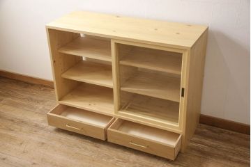戸棚を新規製作!当店商品を参考にご希望サイズで。棚板2枚、下段引き出し2杯仕様にて製作。持ち込みの金具を取付け、引き戸は十字に入っている支柱をなしにして木枠のみ。背面はクリアガラス仕様。全体はワックス、 天板は耐水性を上げるためウレタン塗料を使用して仕上げ。(収納棚、戸棚、キャビネット、サイドボード、食器棚)