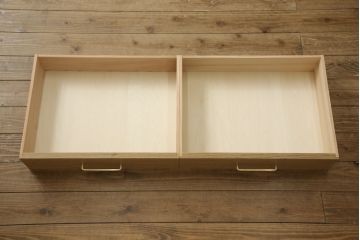 戸棚を新規製作!当店商品を参考にご希望サイズで。棚板2枚、下段引き出し2杯仕様にて製作。持ち込みの金具を取付け、引き戸は十字に入っている支柱をなしにして木枠のみ。背面はクリアガラス仕様。全体はワックス、 天板は耐水性を上げるためウレタン塗料を使用して仕上げ。(収納棚、戸棚、キャビネット、サイドボード、食器棚)