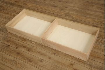 戸棚を新規製作!当店商品を参考にご希望サイズで。棚板2枚、下段引き出し2杯仕様にて製作。持ち込みの金具を取付け、引き戸は十字に入っている支柱をなしにして木枠のみ。背面はクリアガラス仕様。全体はワックス、 天板は耐水性を上げるためウレタン塗料を使用して仕上げ。(収納棚、戸棚、キャビネット、サイドボード、食器棚)