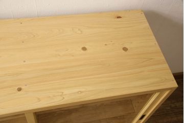 戸棚を新規製作!当店商品を参考にご希望サイズで。棚板2枚、下段引き出し2杯仕様にて製作。持ち込みの金具を取付け、引き戸は十字に入っている支柱をなしにして木枠のみ。背面はクリアガラス仕様。全体はワックス、 天板は耐水性を上げるためウレタン塗料を使用して仕上げ。(収納棚、戸棚、キャビネット、サイドボード、食器棚)