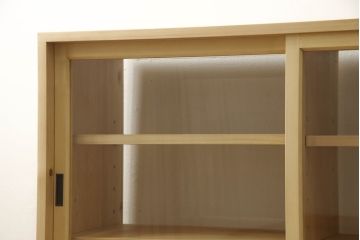戸棚を新規製作!当店商品を参考にご希望サイズで。棚板2枚、下段引き出し2杯仕様にて製作。持ち込みの金具を取付け、引き戸は十字に入っている支柱をなしにして木枠のみ。背面はクリアガラス仕様。全体はワックス、 天板は耐水性を上げるためウレタン塗料を使用して仕上げ。(収納棚、戸棚、キャビネット、サイドボード、食器棚)